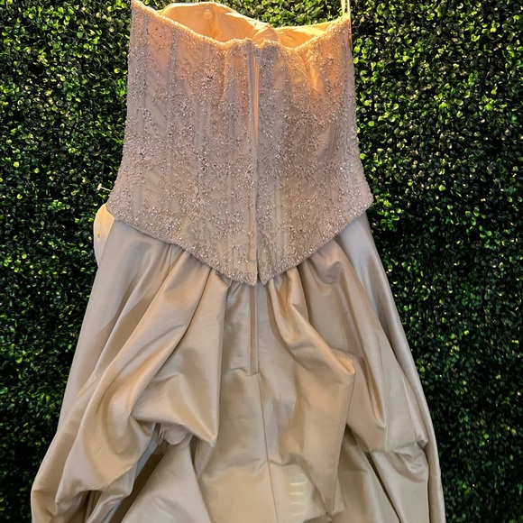 Bridal gown / evening gown NWOT never worn - Picture 9 of 12